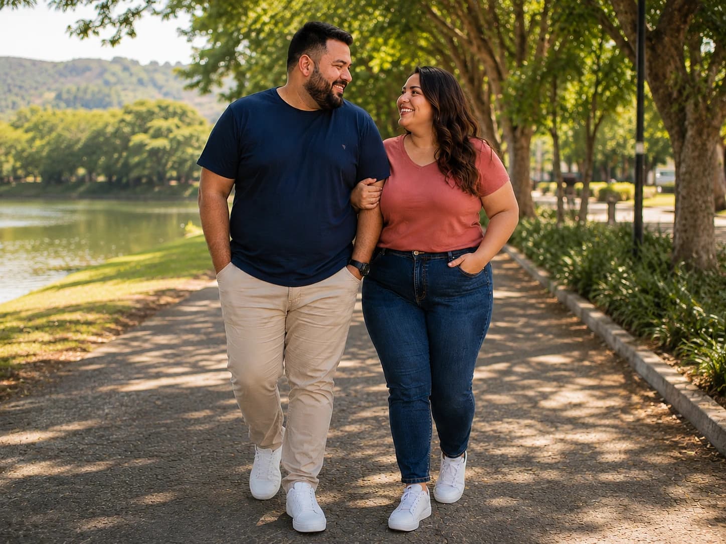 Casal sorrindo caminhando em um parque, moda plus size